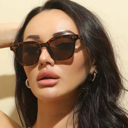 Retro Small Frame Cat Eye Sunglasses for Women 2023 Luxury V Sun Glasses Men Fashion Jelly Sunglasses with Metal Hinges